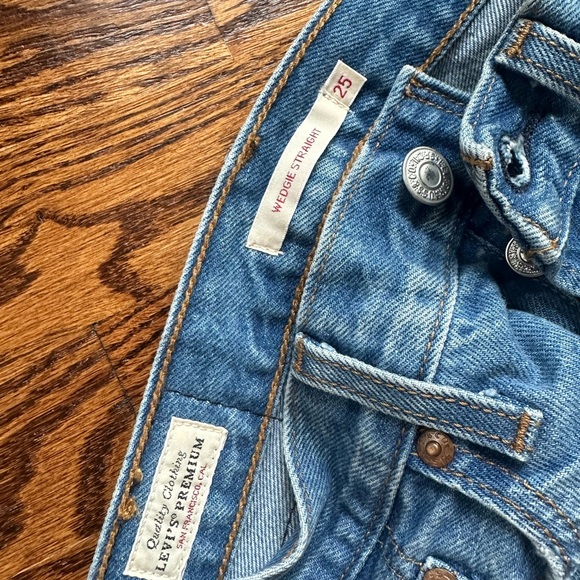 Levi wedgie straight jean: size 25 - Picture 3 of 3